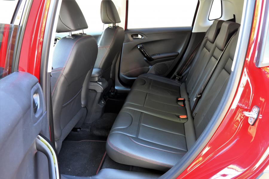 Интерьер Peugeot 2008 GT Line 2016 года  (фото 3 из 42)